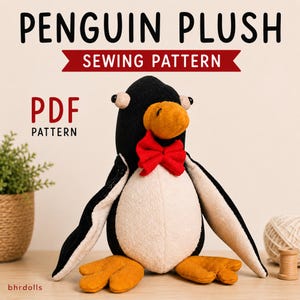 Puede incluir: Un patrón de costura de pingüino de peluche. El pingüino es negro y blanco con pico y patas naranjas, y una pajarita roja. Se muestra el texto "PENGUIN PLUSH SEWING PATTERN" y "PDF PATTERN".