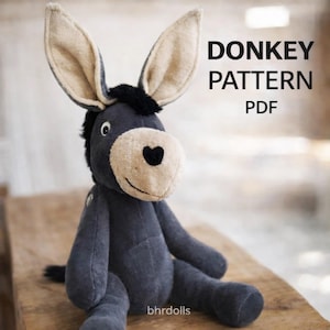 Puede incluir: Un letrero de madera rústico con el texto "Welcome to our home" en un estilo manuscrito. El letrero es rectangular, con un acabado envejecido y un diseño sencillo y acogedor. Adecuado para uso en interiores o exteriores.