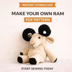 Op de afbeelding: Een pluche ram met zwarte hoorns en hoeven, en een crèmekleurig lichaam. De afbeelding bevat de tekst "Instant Download", "Make Your Own Ram", "PDF Pattern" en "Start Sewing Today".