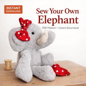 Op de afbeelding: Een grijze pluche olifant met een rode strik en witte stippen. De olifant heeft een crèmekleurige slurf en zit op een houten oppervlak. Tekst luidt "Sew Your Own Elephant" en "Instant Download".