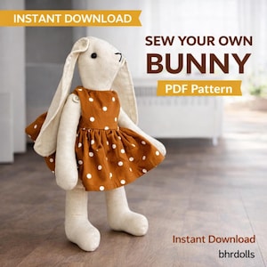 Puede incluir: Un conejo de peluche con un vestido marrón con lunares blancos. El conejo tiene orejas largas y ojos negros. El texto de la imagen dice "Sew Your Own Bunny PDF Pattern" y "Instant Download". El conejo es una artesanía hecha a mano.