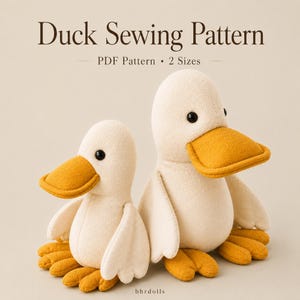 Pode incluir: Um molde de costura de pato em PDF com o texto Duck Sewing Pattern e PDF Pattern 2 Sizes. Dois patos de pelúcia em creme e amarelo mostarda, com olhos de contas pretas, corpos arredondados e bicos planos, largos e amarelo-alaranjados.