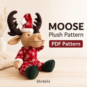Könnte beinhalten: Ein Stofftier-Elch in einem roten Overall mit weißen Schneeflocken und passendem Hut. Er hat braune Geweihe und grüne Füße. Der Text auf dem Bild lautet "MOOSE Plush Pattern PDF Pattern" und "bhrdolls".