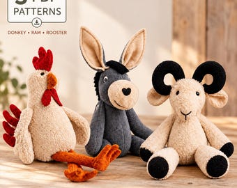 Könnte beinhalten: Drei Plüschtiere: ein beigefarbener Hahn mit roten Akzenten, ein dunkelgrauer Esel mit langen Ohren und ein cremefarbener Widder mit schwarzen Hörnern und Hufen. Der Text lautet 3 PDF PATTERNS DONKEY RAM ROOSTER und INSTANT DOWNLOAD.