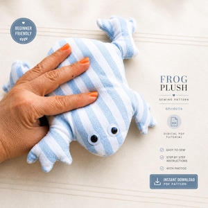 Può includere: Un peluche a forma di rana in tessuto a righe azzurre e bianche con due occhi in plastica bianchi e neri. Il testo sull'immagine recita: Beginner Friendly, Frog Plush Sewing Pattern, bhrdolls, Digital PDF Tutorial, Easy to Sew, Step by Step Instructions, With Photos, Instant Download PDF Pattern.