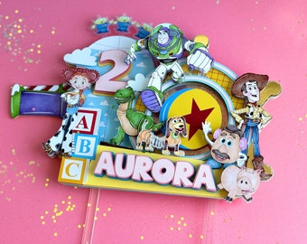 Adorno para tarta de Toy Story para niñas con confeti y luces LED: Woody, Buzz Lightyear, Dos, Infinito y más allá. Decoración de fiesta de cumpleaños en tonos pastel rosa.