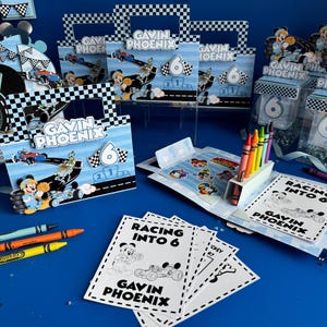 Puede incluir: Un conjunto de decoraciones para una fiesta de cumpleaños número 6 con el tema de Mickey Mouse Roadster Racers. Las decoraciones incluyen un mantel a cuadros azules y blancos, una bolsa de regalo a cuadros azules y blancos, una caja a cuadros azules y blancos y un libro para colorear a cuadros azules y blancos. Las decoraciones también incluyen una página para colorear a cuadros azules y blancos con un personaje de Mickey Mouse Roadster Racers. Las decoraciones están personalizadas con el nombre "Gavin Phoenix".