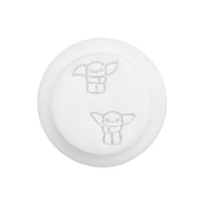 Peut inclure: Bouton rond blanc avec deux petites figures de dessin animé blanches d'un personnage avec de grandes oreilles et un chapeau pointu. Les figures sont tournées vers l'avant, les bras croisés.