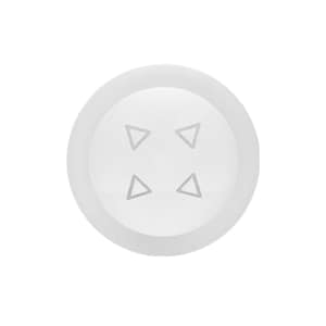 Peut inclure: Bouton rond en plastique blanc avec quatre petits triangles en relief sur la surface.