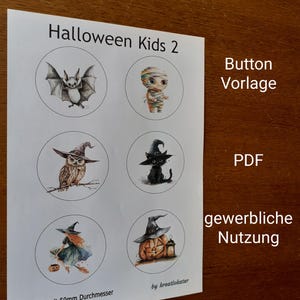 以下が含まれることがあります： ハロウィーンをテーマにした6つのボタンデザインが描かれた白いシート。デザインには、コウモリ、ミイラ、フクロウ、黒猫、魔女、カボチャが含まれています。「Halloween Kids 2」と「Button mit 59mm Durchmesser」（約5.9cm）と書かれています。
