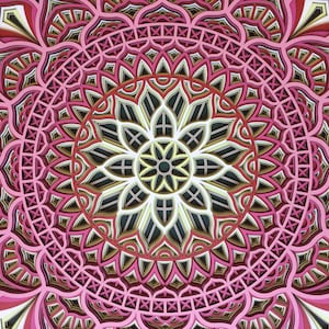 K&ouml;nnte beinhalten: Ein mehrschichtiges Mandala-Kunstwerk in Rosa, Rot, Schwarz, Wei&szlig; und Gold. Das detaillierte Design zeigt ein zentrales Blumenmuster, das von konzentrischen geometrischen Formen umgeben ist. Dieses dekorative Kunstwerk eignet sich f&uuml;r die Wanddekoration.