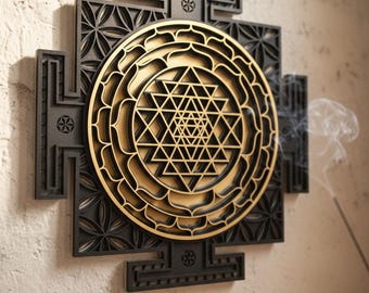Arte de parede Sri Yantra multicamadas - Decoração de madeira com geometria sagrada em ouro e bronze
