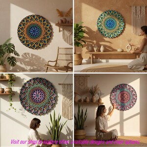 K&ouml;nnte beinhalten: Vier Bilder zeigen farbenfrohe, mehrschichtige Mandala-Wandkunst. Jedes Mandala zeigt komplizierte Designs in verschiedenen Farben, darunter Blau, Gr&uuml;n, Rosa und Gelb. Die Kunst wird an neutralfarbenen W&auml;nden ausgestellt, was die lebendigen Farben hervorhebt.
