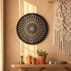 Decorazione murale geometrica in legno multistrato, mandala toro di geometria sacra, grigio antracite e oro.
