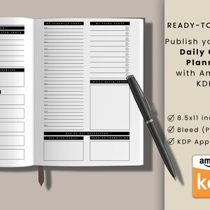 Puede incluir: Planificador diario abierto con un bol&iacute;grafo negro en la p&aacute;gina derecha. El planificador tiene secciones para tareas diarias, horario y reflexiones. El texto dice "READY-TO-PRINT" y "Daily Goal Planner with Amazon KDP". El planificador mide 21,6 x 27,9 cm.