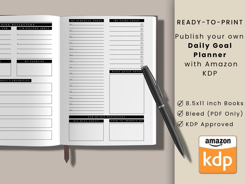 Puede incluir: Planificador diario abierto con un bol&iacute;grafo negro en la p&aacute;gina derecha. El planificador tiene secciones para tareas diarias, horario y reflexiones. El texto dice "READY-TO-PRINT" y "Daily Goal Planner with Amazon KDP". El planificador mide 21,6 x 27,9 cm.