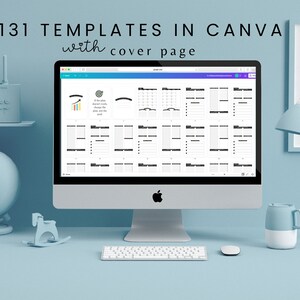 Puede incluir: Una pantalla de ordenador muestra un dise&ntilde;o de plantilla de Canva con el texto "131 TEMPLATES IN CANVA with cover page." El ordenador est&aacute; sobre un escritorio azul claro con un teclado, un rat&oacute;n y un caballo decorativo. Una radio, un globo terr&aacute;queo y una l&aacute;mpara tambi&eacute;n est&aacute;n en el escritorio.