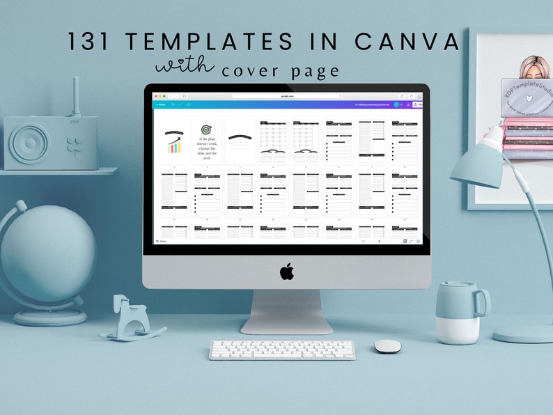 Puede incluir: Una pantalla de ordenador muestra un dise&ntilde;o de plantilla de Canva con el texto "131 TEMPLATES IN CANVA with cover page." El ordenador est&aacute; sobre un escritorio azul claro con un teclado, un rat&oacute;n y un caballo decorativo. Una radio, un globo terr&aacute;queo y una l&aacute;mpara tambi&eacute;n est&aacute;n en el escritorio.