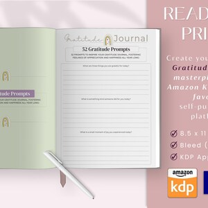 Puede incluir: Un diario de gratitud abierto con una cubierta verde claro y un bol&iacute;grafo blanco. El diario tiene 52 indicaciones de gratitud para inspirar la escritura y fomentar los sentimientos de aprecio y felicidad. El texto "Listo para imprimir" se muestra en un cuadro rosa con texto blanco. El texto "&iexcl;Crea tu propio diario de gratitud, una obra maestra, utilizando Amazon KDP o tu plataforma de autoedici&oacute;n favorita!" se muestra en un cuadro rosa con texto blanco. El texto "Libros de 8,5 x 11 pulgadas", "Sangrado (solo PDF)" y "Aprobado por KDP" se muestra en un cuadro rosa con texto blanco. Los logotipos de Amazon KDP y Lulu se muestran en la esquina inferior derecha.