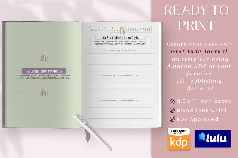 Puede incluir: Un diario de gratitud abierto con una cubierta verde claro y un bol&iacute;grafo blanco. El diario tiene 52 indicaciones de gratitud para inspirar la escritura y fomentar los sentimientos de aprecio y felicidad. El texto "Listo para imprimir" se muestra en un cuadro rosa con texto blanco. El texto "&iexcl;Crea tu propio diario de gratitud, una obra maestra, utilizando Amazon KDP o tu plataforma de autoedici&oacute;n favorita!" se muestra en un cuadro rosa con texto blanco. El texto "Libros de 8,5 x 11 pulgadas", "Sangrado (solo PDF)" y "Aprobado por KDP" se muestra en un cuadro rosa con texto blanco. Los logotipos de Amazon KDP y Lulu se muestran en la esquina inferior derecha.