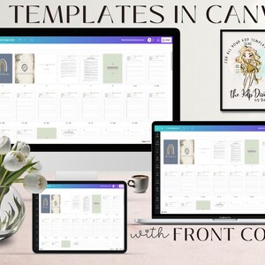Puede incluir: Una pantalla de ordenador que muestra 75 plantillas de Canva con una portada que presenta un arco&iacute;ris y un dise&ntilde;o de estilo vintage. La pantalla est&aacute; sobre un escritorio con un jarr&oacute;n de flores blancas y una taza de caf&eacute;. Tambi&eacute;n se puede ver un port&aacute;til y una tableta, ambos mostrando las mismas plantillas de Canva.