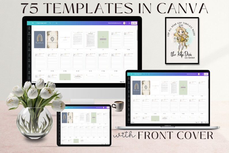 Puede incluir: Una pantalla de ordenador que muestra 75 plantillas de Canva con una portada que presenta un arco&iacute;ris y un dise&ntilde;o de estilo vintage. La pantalla est&aacute; sobre un escritorio con un jarr&oacute;n de flores blancas y una taza de caf&eacute;. Tambi&eacute;n se puede ver un port&aacute;til y una tableta, ambos mostrando las mismas plantillas de Canva.