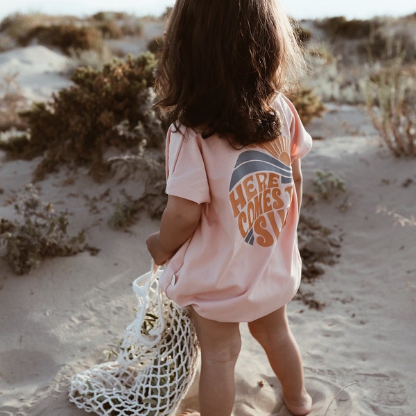 Rosa Sommer-Strampler, hier kommt die Sonne rosa Overall, Retro Strampler, Motto Kinder Overall, Bio-Baumwolle Baby Strampler, Oversize Sommer Overall,