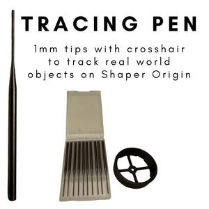 Könnte beinhalten: Ein schwarzer Zeichenstift mit einer 1-mm-Spitze, Fadenkreuz und einem Satz Ersatzspitzen in einem transparenten Etui. Der Text lautet "TRACING PEN" und beschreibt die Verwendung des Stifts mit Shaper Origin.