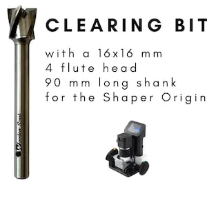 Peut inclure: Fraise à défoncer argentée avec une tête à 4 flûtes de 16x16 mm et une tige de 90 mm, conçue pour le Shaper Origin. L'image montre également une petite défonceuse noire et argentée. Le texte sur l'image indique "CLEARING BIT".