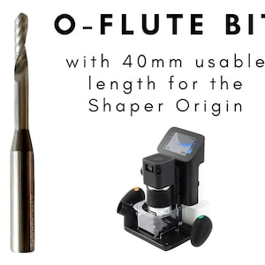 Puede incluir: Una fresa de flauta en O plateada con una longitud utilizable de 40 mm para el Shaper Origin. La fresa se muestra junto a una fresadora CNC Shaper Origin negra.