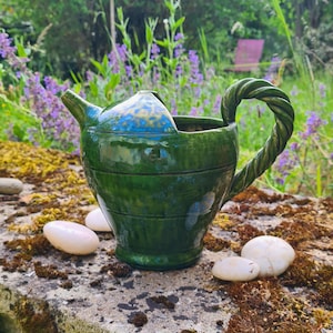 Pichet vintage vert émaillé de Vallauris, poterie française avec anse torsadée