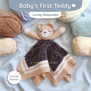 Puede incluir: Un arrullo de bebé hecho a mano con un osito de peluche en ganchillo, con una manta marrón y blanca. El texto "Baby's First Teddy" y "Lovey Keepsake" están en la parte superior. El fondo incluye ovillos de lana de varios colores.