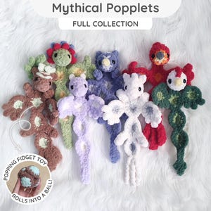 Può includere: Una collezione di sei peluche all'uncinetto chiamati Mythical Popplets, che raffigurano varie creature mitiche in marrone, verde, lavanda, blu, bianco e rosso. Ogni giocattolo ha un corpo piatto articolato con ritagli circolari e una piccola immagine che mostra un giocattolo arrotolato a palla con il testo Popping Fidget Toy Rolls Into A Ball.