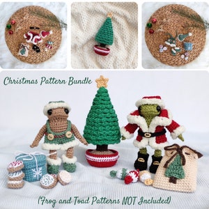 Peut inclure: Un lot de patrons de Noël comprenant un sapin de Noël crocheté vert, un bonnet de Père Noël crocheté rouge et blanc, un sac crocheté vert et une chaussette crocheté rouge et blanc. Le texte "Christmas Pattern Bundle" est en haut de l'image. Le texte "(Frog and Toad Patterns NOT Included)" est en bas de l'image.