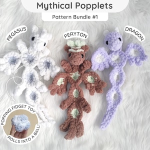 Puede incluir: Tres juguetes de peluche tejidos a ganchillo etiquetados como Mythical Poppets Pattern Bundle #1, incluyendo un Pegaso blanco, un Peryton marrón y un Dragón lavanda. Cada uno tiene recortes circulares y una imagen pequeña como bola.