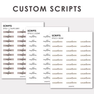 Op de afbeelding: Drie vellen met aangepaste scriptlabels met de tekst CUSTOM SCRIPTS bovenaan. Stijl 1 toont taupekleurige rechthoekige labels, stijl 2 toont transparante labels met zwarte cursieve tekst en stijl 3 toont botkleurige labels met zwarte cursieve tekst.