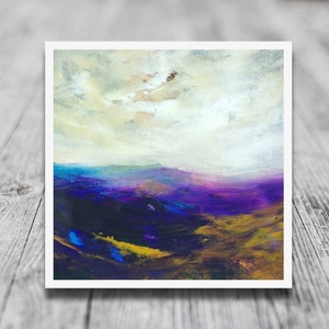 Puede incluir: Pintura abstracta de un paisaje con tonos morados, azules y amarillos. El cielo es de un amarillo claro con nubes blancas.