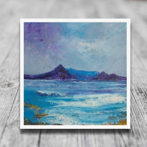 Puede incluir: Una pintura de un paisaje marítimo con montañas moradas en la distancia y agua azul en primer plano. El agua tiene espuma blanca y un brillo dorado.