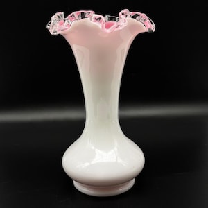 Mooie Fenton zilveren kuif roze witte omhulde glazen 8-inch vaas met doorzichtige gegolfde rand