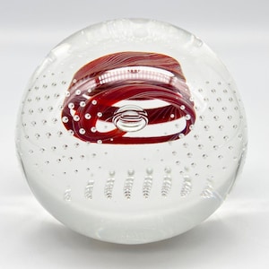 Pisapapeles grande de cristal Caithness de Escocia, diseño en espiral rojo rubí con efecto pulverulento óptico.