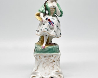 Figura vintage de campesina de 9 pulgadas pintada a mano, de estilo continental, sobre pedestal.