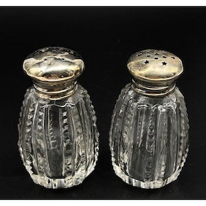 Antika salt- och pepparkar i kristall med vertikala dragkedjor och lock i sterlingsilver