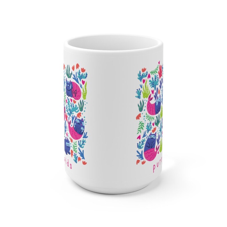 Puede incluir: Taza de cer&aacute;mica blanca con un dise&ntilde;o colorido de gatos morados, corazones rosas y hojas verdes. El texto "Purrfect" y "Friends" est&aacute; en la taza.