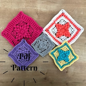 Puede incluir: Cinco cuadrados de ganchillo en diferentes colores, incluyendo rosa, morado, gris, amarillo y blanco. Los cuadrados tienen un diseño elevado y texturizado en el centro. El texto "Pdf Pattern" está escrito debajo de los cuadrados.