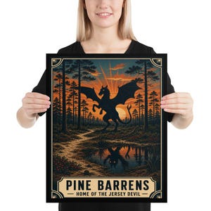 Könnte beinhalten: Ein gerahmtes Poster mit einer dunklen geflügelten Kreatur in einem Kiefernwald bei Sonnenuntergang und einer Spiegelung im Wasser. Der Text unten lautet PINE BARRENS HOME OF THE JERSEY DEVIL in schwarzen Buchstaben auf cremefarbenem Grund.