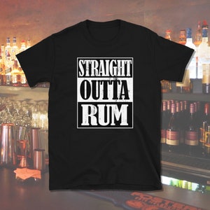 Straight Outta Rum, Koszulka dla miłośników rumu, Koszulka dla miksologów, Koszulka dla barmana, Koszulka na imprezę, Koszulka dla pijących rum, Prezent dla rumów, Koszulka unisex z krótkim rękawem