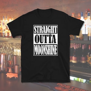 Straight Outta Moonshine Shirt, Moonshine Lover Shirt, Mixology Shirt, Barkeeper Shirt, Party Shirt, Kurzärmeliges Unisex T-Shirt