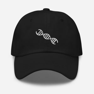 Op de afbeelding: Een zwarte baseballpet met een wit geborduurd DNA-dubbele helixontwerp.