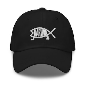 以下が含まれることがあります： 白い刺繍で「DARWIN」と書かれた魚の形をしたシンボルが施された黒い野球帽