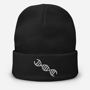 Op de afbeelding: Zwarte beanie met een wit geborduurd DNA-dubbele helixontwerp.